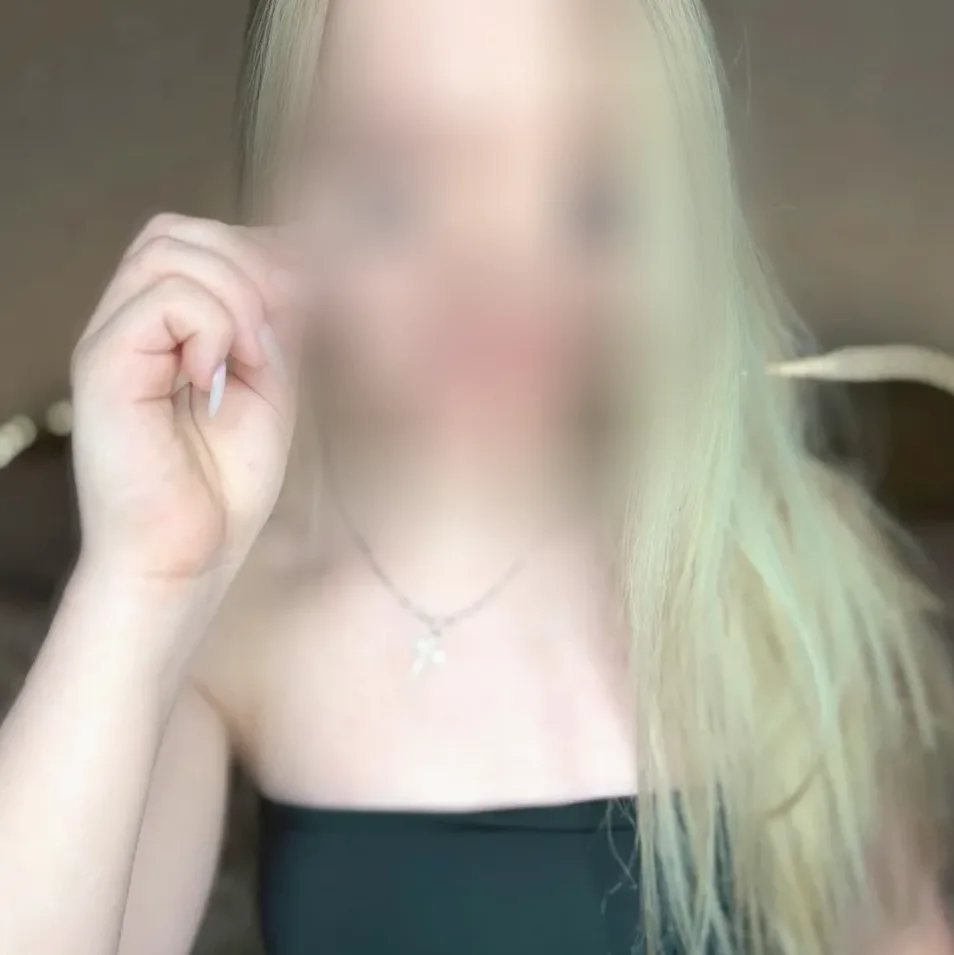 Büsra, 21