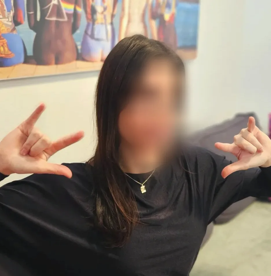 Lara, 27